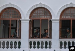 Tentara berjaga di gedung kantor perdana menteri Ranil Wickremesinghe di Kolombo, Sri Lanka, sesaat setelah para pengunjuk rasa meninggalkan gedung tersebut, Kamis, 14 Juli 2022. (AP/Rafiq Maqbool)