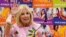 Foto Achiv: Premye Dam Jill Biden salye moun nan yon sant la sante pandan yon vire won nan vil Richmond, eta Vijini, 1 Jiye, 2022. 