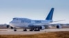 Un Boeing 747 de propiedad venezolana rueda en la pista después de aterrizar en el aeropuerto Ambrosio Taravella, el lunes 6 de junio de 2022, en Córdoba, Argentina.