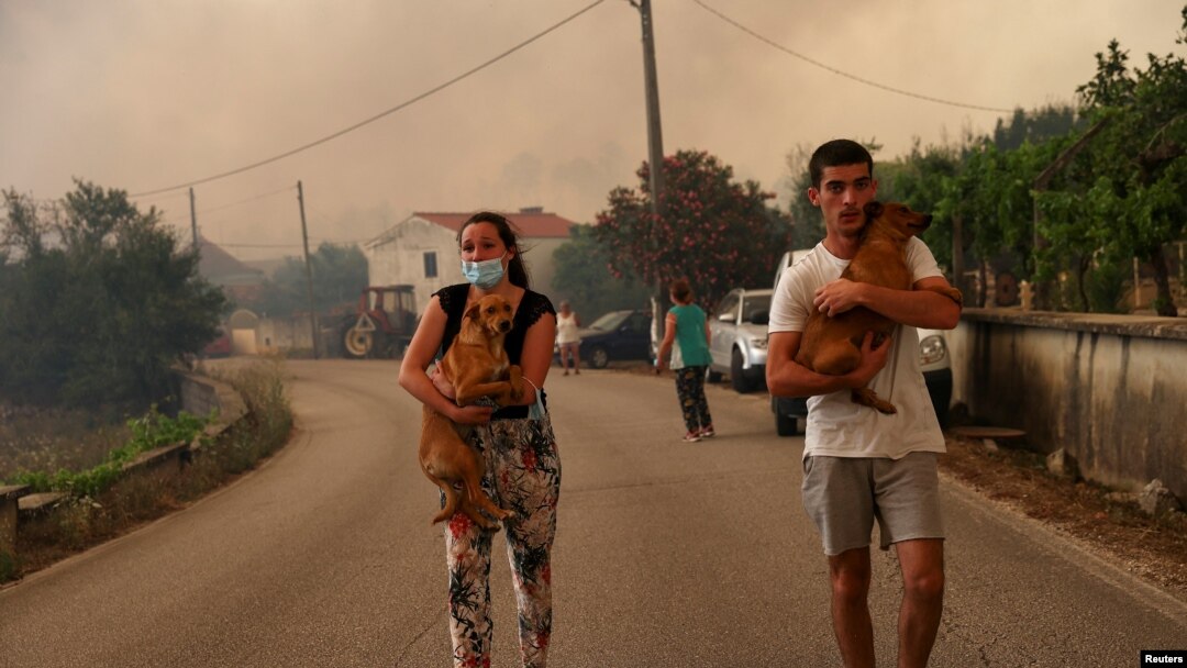 Stanovnici Leirie u Portugalu napuštaju svoje domove zbog šumskih požara