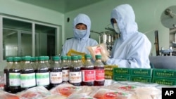 Karyawan Pabrik Farmasi Obat Junggu Koryo memproduksi obat-obatan Koryo di Pyongyang, Korea Utara, 7 Juni 2022. (Foto: AP)