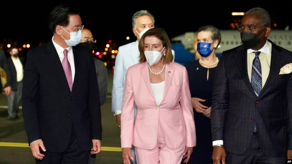 Chủ tịch Hạ viện Mỹ Nancy Pelosi (trang phục hồng) đến Đài Bắc, thủ đô Đài Loan, vào tối 2/8/2022.