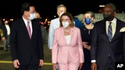 La presidenta de la Cámara de Representantes de EEUU, Nancy Pelosi camina con el ministro de Relaciones Exteriores de Taiwán, Joseph Wu, a la izquierda, cuando llega a Taipei, Taiwán, el martes 2 de agosto de 2022. (Ministerio de Relaciones Exteriores de Taiwán vía AP)