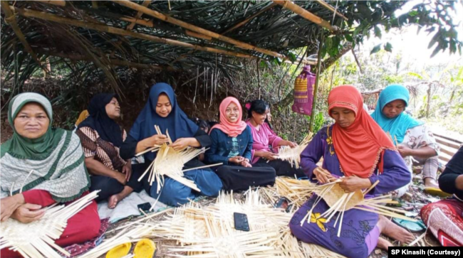 Aktivitas menganyam besek adalah penghidupan sekaligus ruang politik bagi perempuan Wadas yang terancam tambang. (Foto: Courtesy/SP Kinasih)