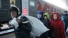 آوارگان اوکراینی اهل ماریوپل و منطقه دونباس در یک ایستگاه قطار در نیژی نوگورود، روسیه. ٧ آوریل ٢٠٢٢ (آرشیو)
