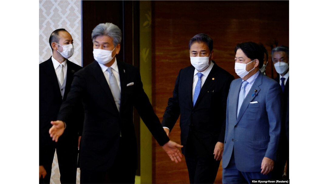 Menteri Luar Negeri Korea Selatan Park Jin dan Menlu Jepang Yoshimasa Hayashi memasuki ruangan, di Tokyo, Jepang, 18 Juli 2022. (Foto: REUTERS/Kim Kyung-Hoon)
