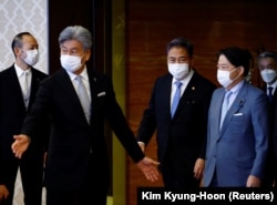 Menteri Luar Negeri Korea Selatan Park Jin dan Menlu Jepang Yoshimasa Hayashi memasuki ruangan, di Tokyo, Jepang, 18 Juli 2022. (Foto: REUTERS/Kim Kyung-Hoon)