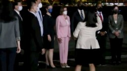 Pelosi sa delegacijom po slijetanju u Taipei