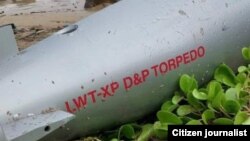 ရခိုင်ပြည်နယ်၊ မာန်အောင်ကျွန်း မိမကြွယ်ကမ်းခြေမှာ မပေါက်ကွဲသေးဘဲတွေ့ရတဲ့ LWT-XT D&P Torpedo စာတန်းပါ တော်ပီဒို (ဓာတ်ပုံ-ဒေသခံ/ ဇူလိုင် ၁၃၊ ၂၀၂၂)