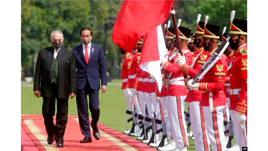 Presiden Timor Leste Jose Ramos Horta (kiri), didampingi Presiden Indonesia Joko Widodo memeriksa pasukan kehormatan setibanya di Istana Kepresidenan di Bogor, Jawa Barat, Selasa, 19 Juli 2022. (Adi Weda/ Pool Photo via AP)