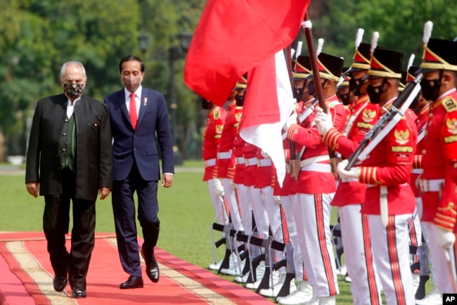 Presiden Timor Leste Jose Ramos Horta (kiri), didampingi Presiden Indonesia Joko Widodo memeriksa pasukan kehormatan setibanya di Istana Kepresidenan di Bogor, Jawa Barat, Selasa, 19 Juli 2022. (Adi Weda/ Pool Photo via AP)