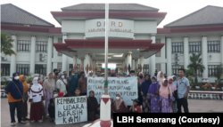 Warga tergabung dalam Gerakan Peduli Lingkungan (GPL) Sukoharjo melakukan aksi pada Mei 2022, atas pencemaran oleh PT Rayon Utama Makmur yang dibiarkan pemerintah. (Foto: LBH Semarang)