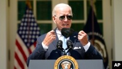 Presidenti Biden duke folur para gazetarëve në Shtëpinë e Bardhë (27 korrik 2022)