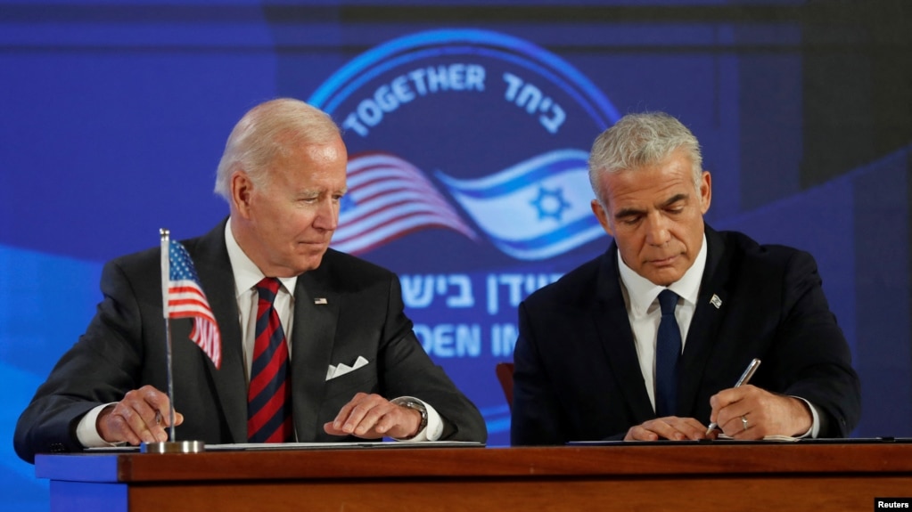 2022年7月14日，美国总统拜登与以色列总理拉皮德在耶路撒冷签署安全宣言。(photo:VOA)