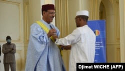 Shugaban Kasar Chadi Mahamat Idriss Deby Itno (R) Da Shugaban Kasar Niger Mohamed Bazoum