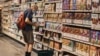 Un hombre compra en un supermercado en Nueva York, 27 de julio de 2022. 