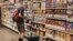 Un hombre compra en un supermercado en Nueva York, 27 de julio de 2022. 