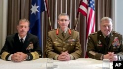 左起：美国印太司令部司令约翰·阿奎利诺上将(John Aquilino)，澳大利亚国防总司令安格斯·坎贝尔将军(Angus J. Campbell)，美军参谋长联席会议主席马克·米利上将（Mark Milley）在澳大利亚悉尼主持第24届年度印太地区国防部长会议。（2022年7月27日）