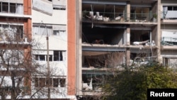 La gente se para cerca de los edificios residenciales dañados por una explosión, en Montevideo, Uruguay, el 22 de julio de 2022. Fernández