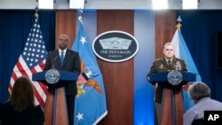 El secretario de Defensa, Lloyd Austin (izq.) y el presidente del Estado Mayor Conjunto, el general Mark Milley, hablan durante una conferencia de prensa en el Pentágono, el 20 de julio de 2022, en Washington DC.