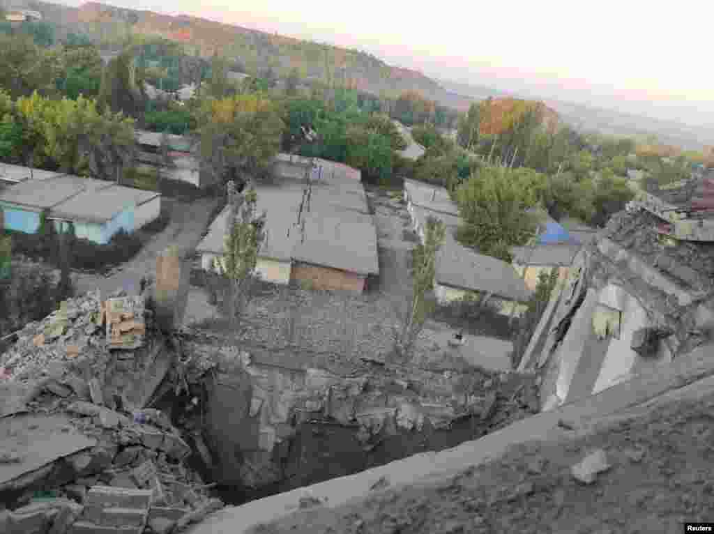 Rossiya hujumi oqibatida yer bilan bir bo&#39;lgan uy. Donetsk, Ukraina.