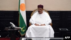 Le président nigérian Mohamed Bazoum rencontre les ministres français des Affaires étrangères et des Armées lors de sa visite officielle à Niamey, le 15 juillet 2022.