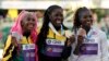 Kourez Shericka Jackson, Jamayik, Shelly-Ann Fraser-Pryce, Jamayik ak Dina Asher-Smith, Grand Bretay montre meday yo nan Chanpyona Mondyal Atletism nan nan vil Eugene, Oregon, Jedi 21 Jiye, 2022.