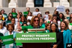 낸시 펠로시(가운데) 미 하원의장이 지난 15일 의사당 앞에서 민주당 여성 의원들과 함께 임신 중절 권리 관련 법안 채택을 호소하고 있다.