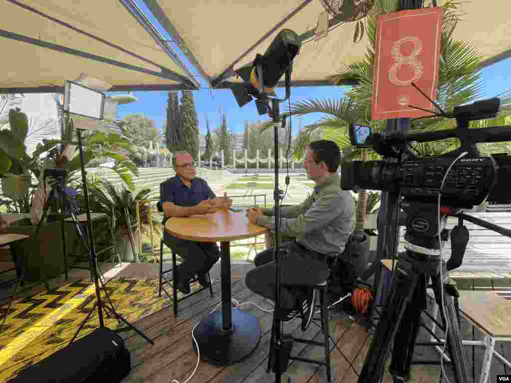 پشت صحنه یکی از مصاحبه&zwnj;های سیامک دهقانپور، خبرنگار صدای آمریکا، در اسرائیل&nbsp;