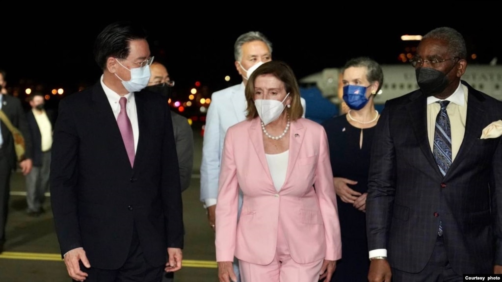 2022年8月2日晚，台湾外交部长吴钊燮（左）在松山机场迎接到访的美国国会众议院议长佩洛西（中）。(photo:VOA)