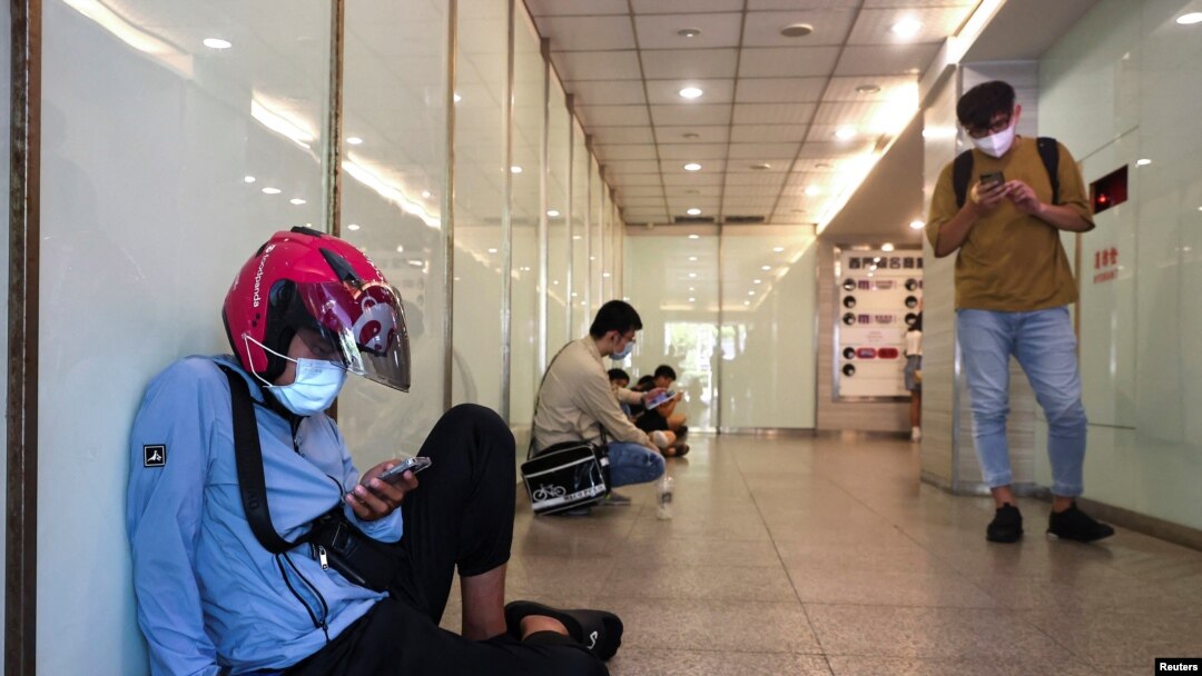 Người dân Đài Bắc đến nơi trú ẩn trong một cuộc diễn tập tránh không kích của Trung Quốc
