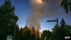 El humo se eleva en el sur de la ciudad de Kramatorsk, el 15 de julio de 2022, en medio de la invasión rusa de Ucrania, país este último que ha recibido su primera entrega de un sofisticado sistema de lanzamiento de cohetes para repeler la agresión.