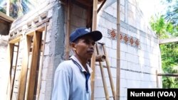 Kosidun, di depan dapur yang baru dibangun dan terancam proyek penambangan batu andesit untuk Bendungan Bener. (Foto: Nurhadi)