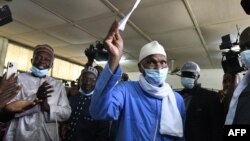 L'ancien président Abdoulaye Wade est rentré à Dakar pour voter: ces législatives font figure de test après les élections locales de janvier, remportées par l'opposition dans de grandes villes sénégalaises.