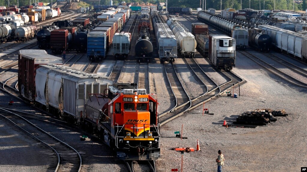 资料照片：BNSF铁路公司的工人在伊利诺伊州盖尔斯堡看着货运列车驶离货运站。(2021年6月15日)(photo:VOA)