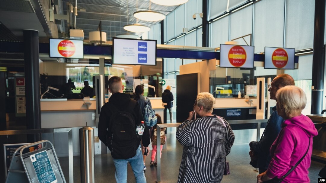 Turis Rusia diperiksa paspornya di penyeberangan perbatasan Nuijamaa, Finlandia, 28 Juli 2022. (Alessandro RAMPAZZO / AFP)