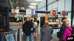 Beberapa turis Rusia diperiksa paspornya di perbatasan Nuijamaa, Finlandia pada 28 Juli 2022 (foto: dok). 