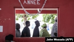 Watu wapiga foleni nje ya kituo cha kupigia kura katika kitongoji chenye wakazi wengi cha Ngor mjini Dakar, Julai 31, 2022. Picha ya AFP