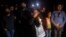 Fanmi ak zanmi reyaji apre kadav Jair Valencia, Misael Olivares ak Yovani Valencia rive kay fanmi yo nan San Marcos Atexquilapan, nan eta Veracruz, peyi Meksik, 13 Jiye 2022. 
