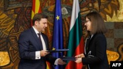 Потписот на двајцата министри врз документот, кој воедно е записник од мешовитата македонско-бугарска комисија, се смета за отворање пат кон почеток на пристапните преговори за членство во ЕУ