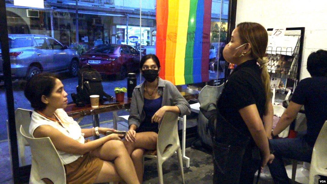 Sharon Angeles, like other baristas at Silingan coffee shop near Manila, often shares her personal stories of the war on drugs with the customers. (Dave Grunebaum/VOA)