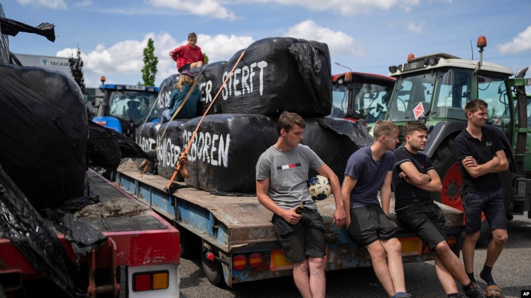 FILE- Aksi protes petani dengan memblokade sekitar supermarket Aldi di kota Drachten, Belanda utara, 4 Juli 2022. (AP/Peter Dejong, File)