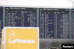 Papan keberangkatan di Bandara Munich menampilkan deretan penerbangan yang dibatalkan selama aksi mogok staf darat Lufthansa di Munich, Jerman, 27 Juli 2022. (REUTERS/Michaela Rehle)
