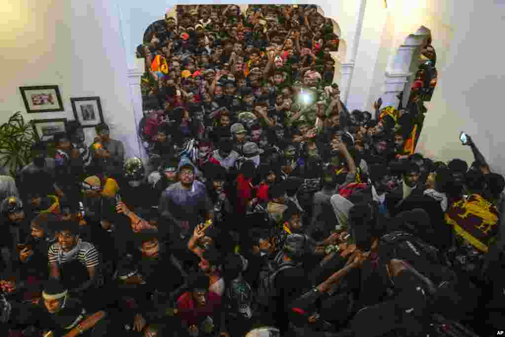 Protesters storm the building of Sri Lankan Prime Minister Ranil Wickremesinghe&#39;s office in Colombo, July 13, 2022.