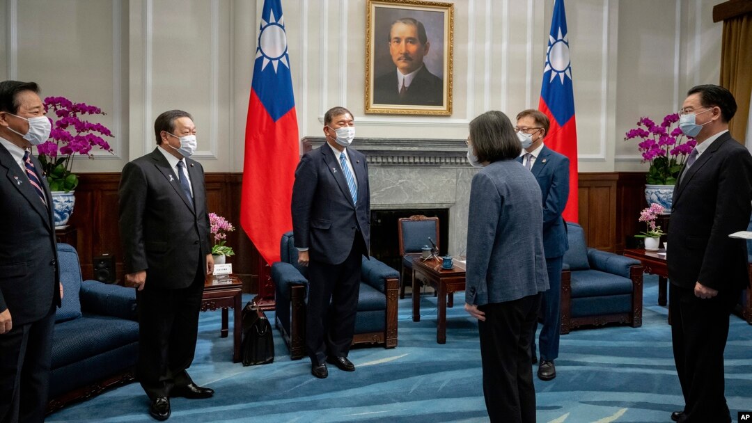 2022年7月28日，台灣總統蔡英文在台北的總統府會晤由日本前防務大臣石破茂率領的一個日本國會跨黨派議員代表團。照片由台灣總統府拍攝，美聯社提供）