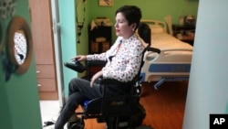 ARCHIVO - Ana Estrada, una psicóloga peruana de 42 años que está casi completamente paralizada por una enfermedad terminal.