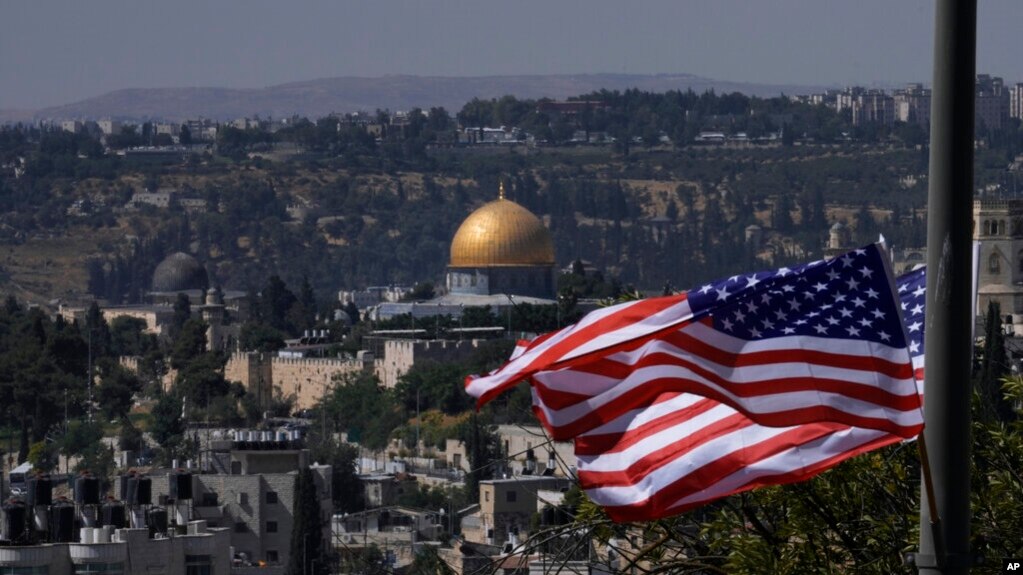 在拜登总统即将到访中东地区之际，美国国旗飘扬在耶路撒冷。(2022年7月12日)(photo:VOA)