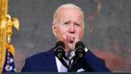 TƯ LIỆU - Tổng thống Joe Biden ho khi phát biểu về "Đạo luật Giảm Lạm phát năm 2022" trong Phòng Quốc Yến của Nhà Trắng ở Washington, ngày 28 tháng 7 năm 2022.