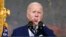 TƯ LIỆU - Tổng thống Joe Biden ho khi phát biểu về "Đạo luật Giảm Lạm phát năm 2022" trong Phòng Quốc Yến của Nhà Trắng ở Washington, ngày 28 tháng 7 năm 2022.