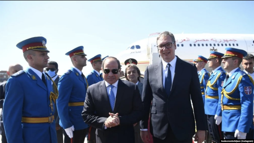 Predsednik Egipta Abdel Fatah el Sisi i predsednik Srbije Aleksandar Vučić na beogradskom aerodromu, 19. jul 2022.